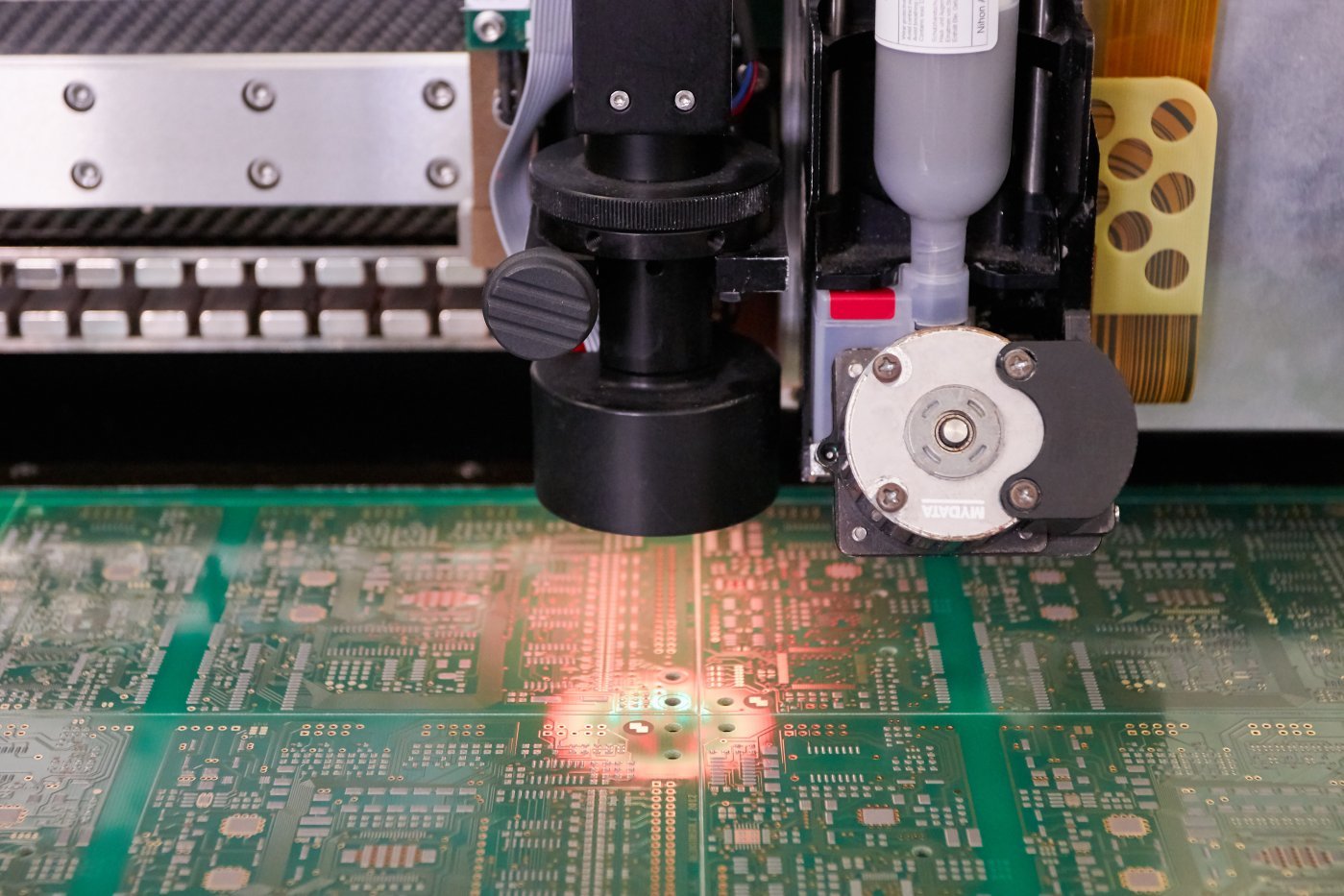Montaggio SMD su linea Mycronic negli stabilimenti SAFIRAL